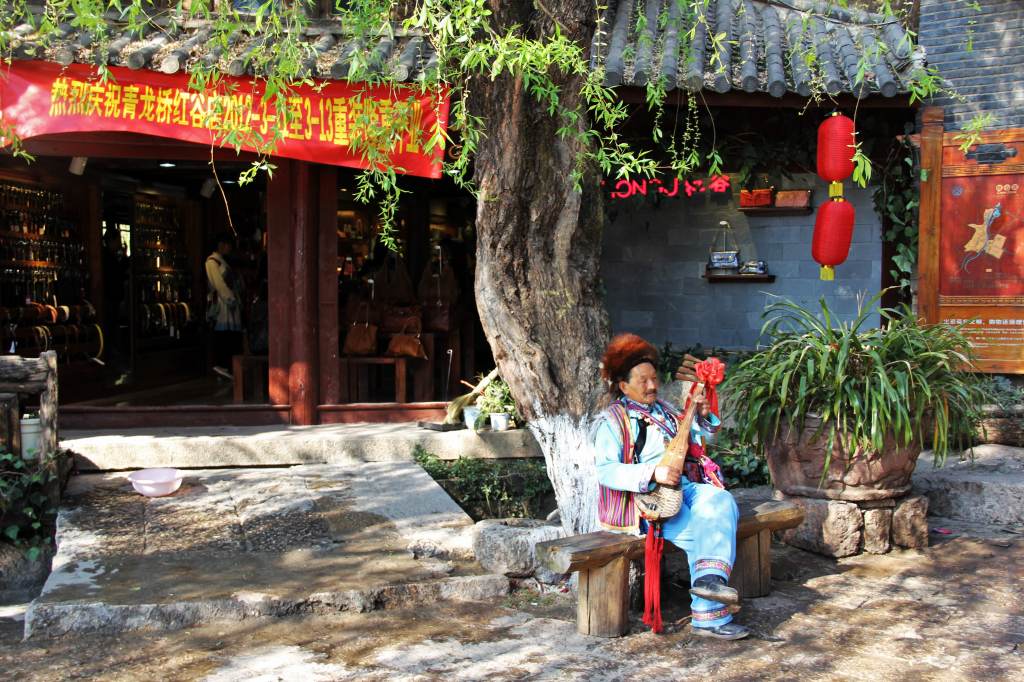 雲南省・麗江でおすすめの観光地、束河古鎮のナシ族のおじさん