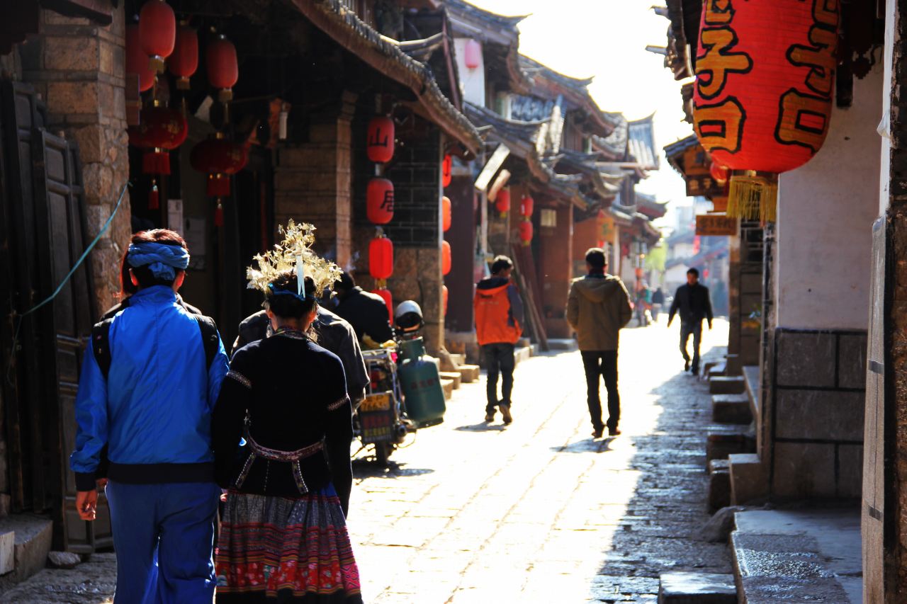 雲南省・麗江でおすすめの観光地、束河古鎮のナシ族のカップル