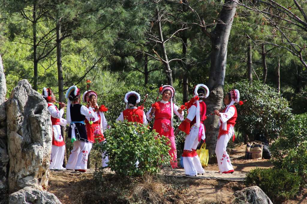 雲南省・麗江古城 観光客へのナシ族のパフォーマンス