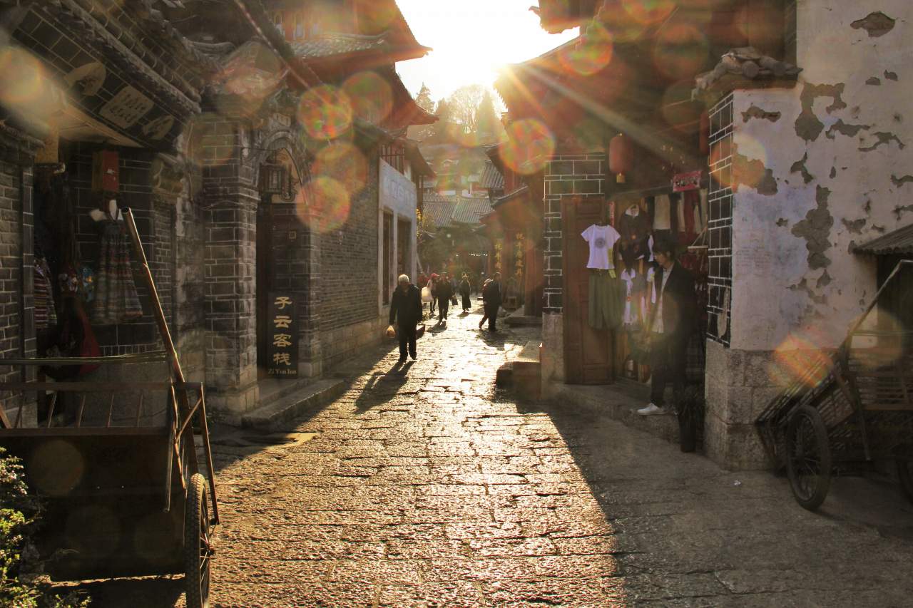 雲南省・麗江古城の街並み 旅行者も多い