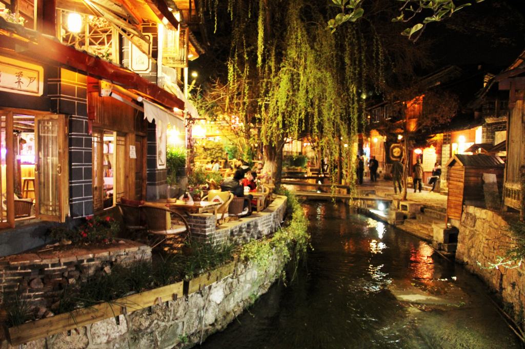 雲南省・麗江古城の夜の街並み