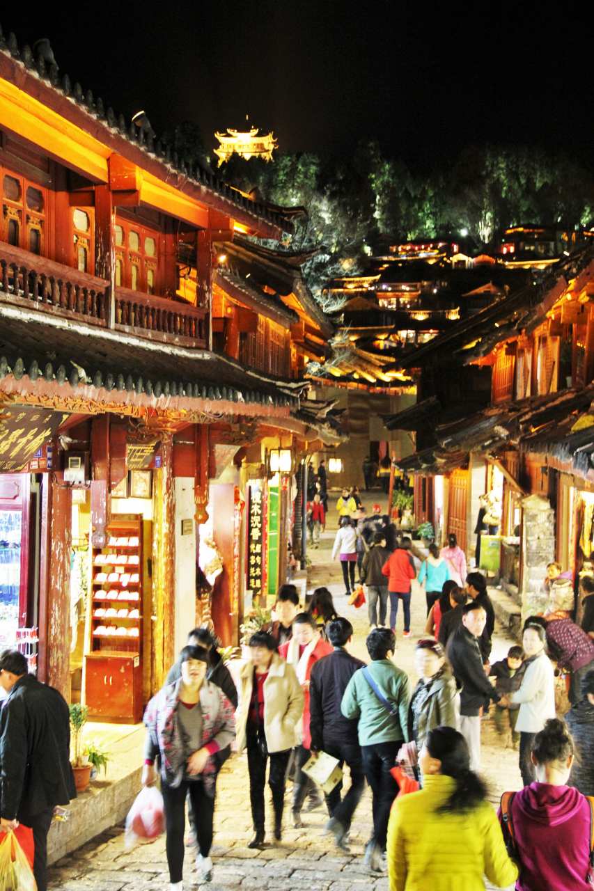 雲南省・麗江古城 夜でも旅行者で賑わう