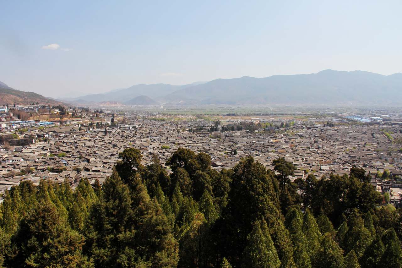 雲南省・麗江古城を一望する