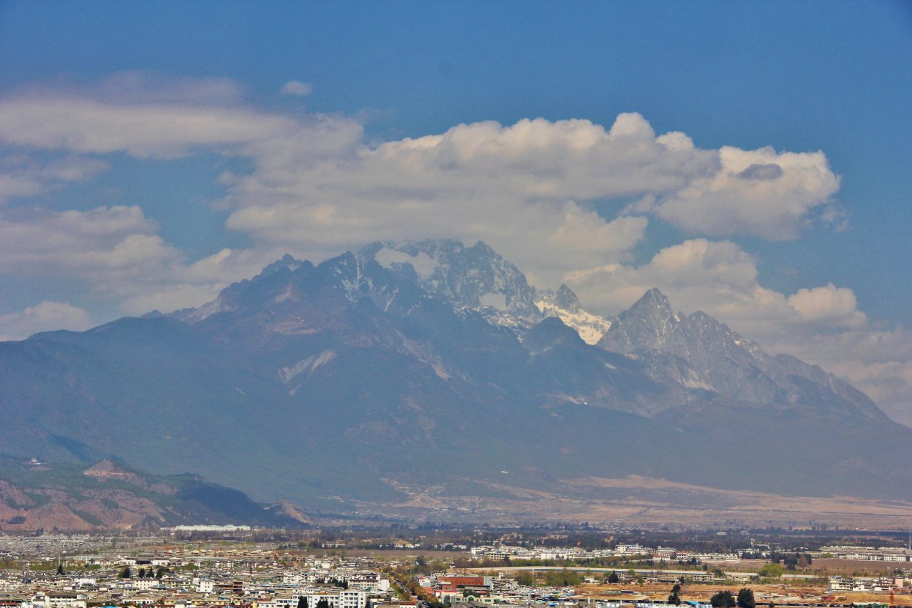 雲南省・麗江古城から見える玉龍雪山
