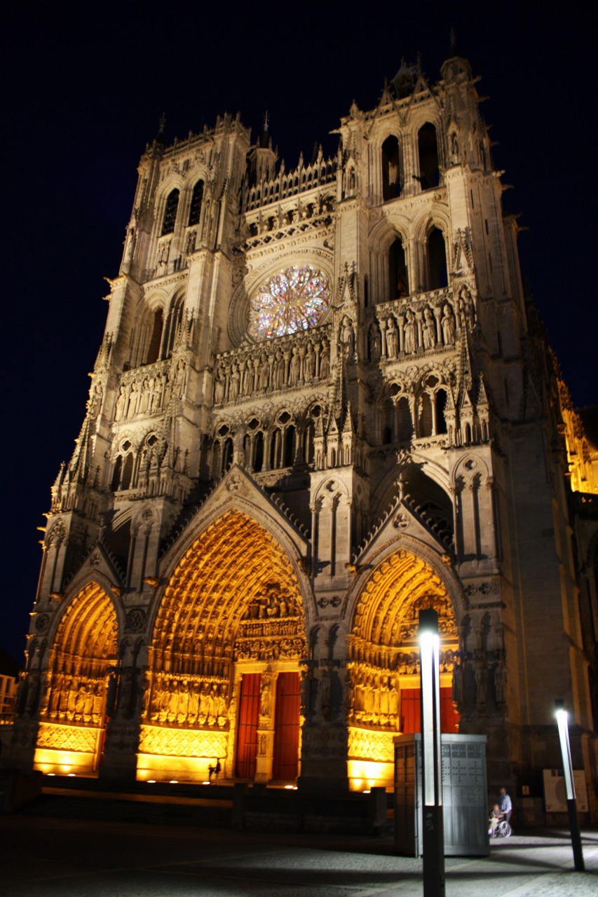 フランス・ライトアップされたアミアン大聖堂の美しい姿
