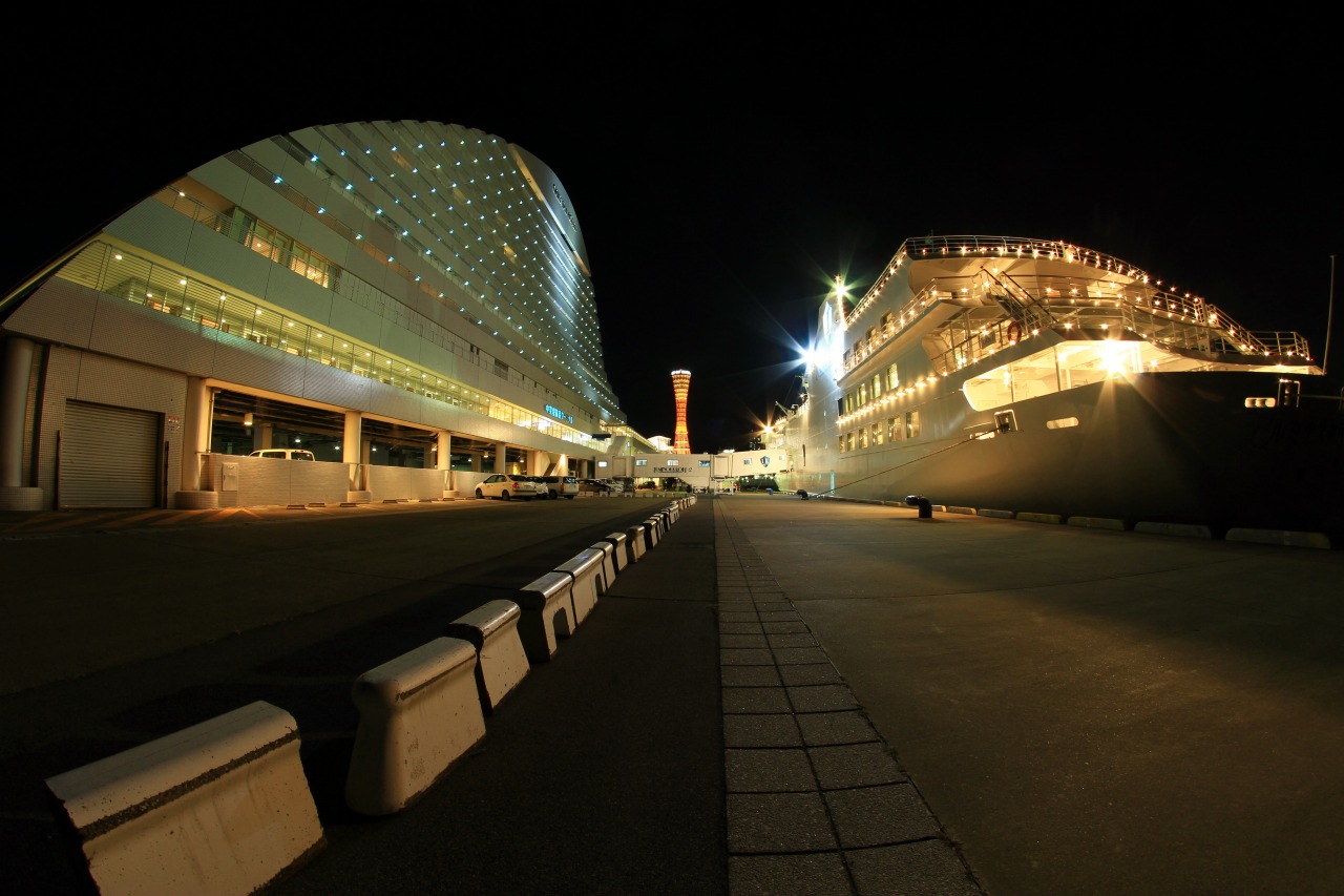 神戸・ハーバーランドのルミナス神戸2とポートタワーの夜景
