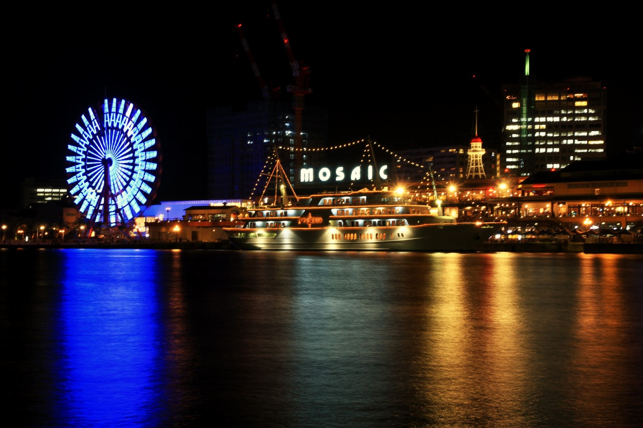 神戸・ハーバーランドのポートタワーの夜景