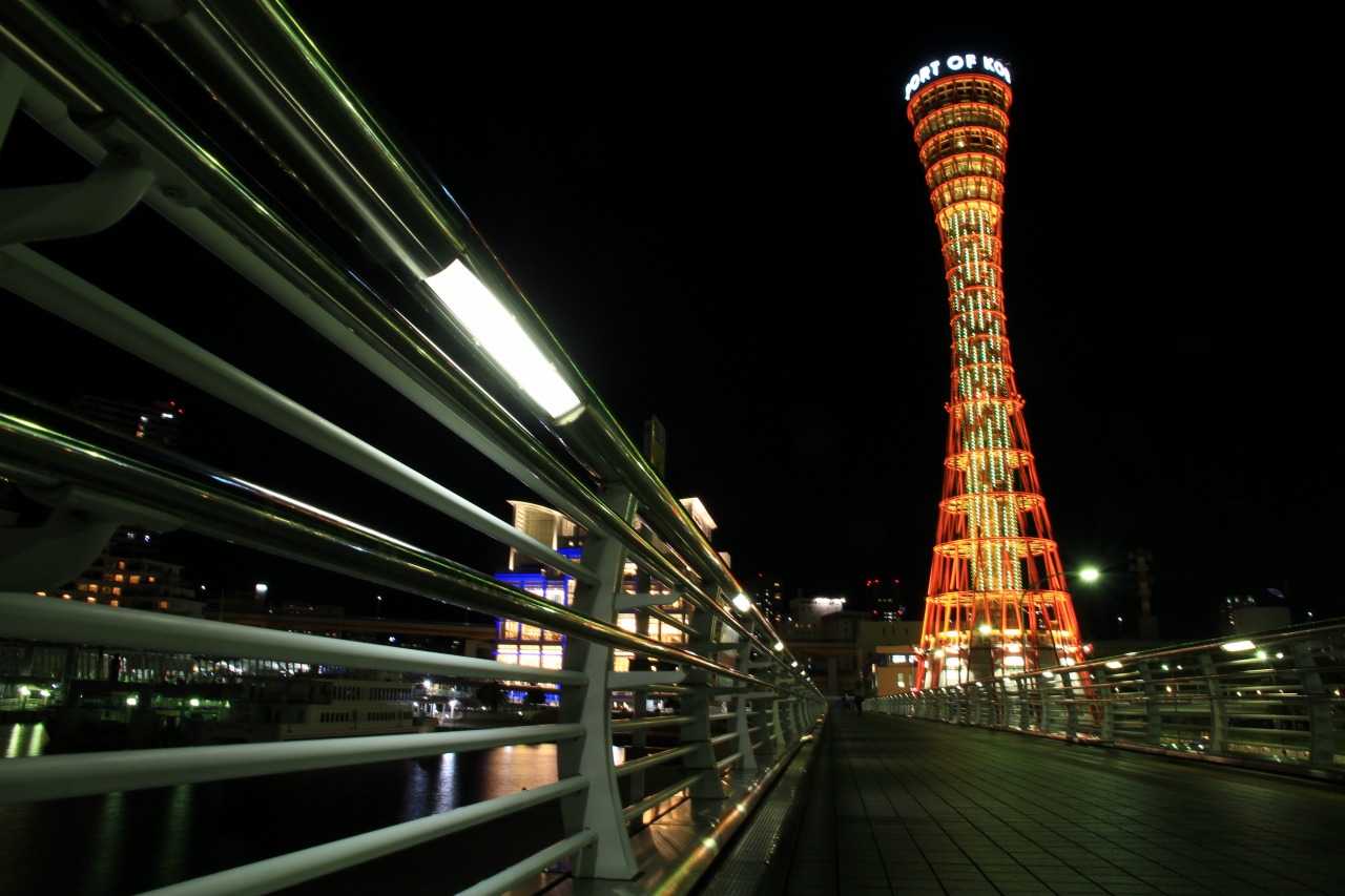 神戸・歩道橋から見たポートタワーの夜景