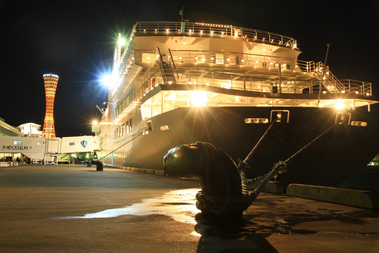神戸・ハーバーランドのルミナス神戸2とポートタワーの夜景