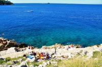 ロヴィニのビーチでくつろぐクロアチア人の絶景、東欧の観光情報