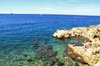 泳げる美しいロヴィニのビーチの絶景、東欧の観光情報